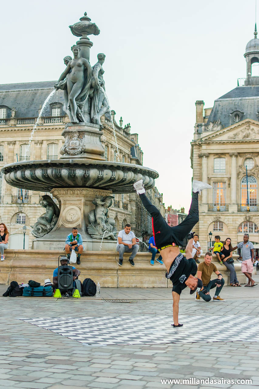 Acrobacias y breakdance en la Place de la Bourse