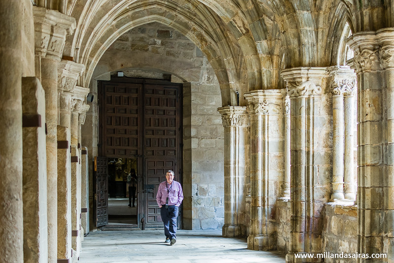 Caballero paseando y reflexionando sobe la espiritualidad que impregna las paredes del claustro que une las dos catedrales