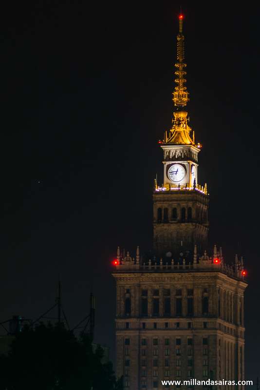 Palacio de la Cultura y la Ciencia de noche. La URSS nos observa...