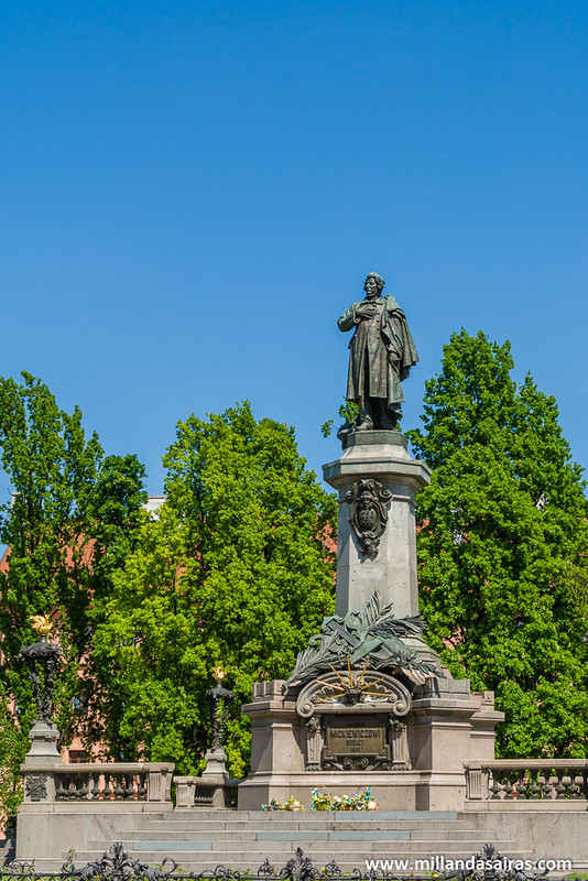 Estatua de Adam Mickiewicz, poeta polaco