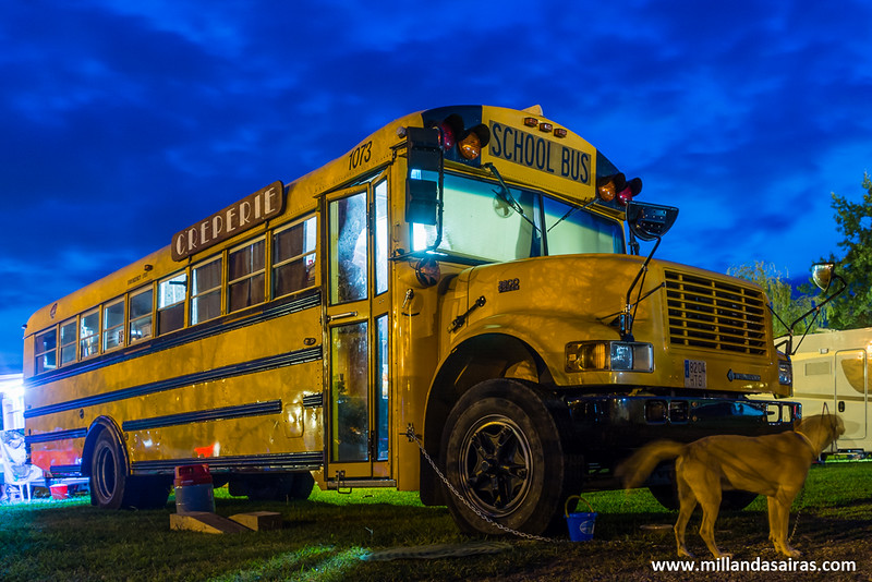 Nuestros vecinos en el camping: la Creperia School Bus