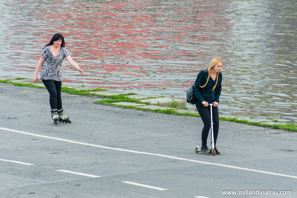 Si, el patinete también es transporte homologado para pasear a orillas del río