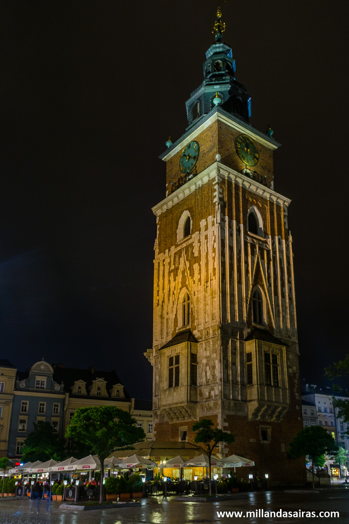 Torre del ayuntamiento de noche