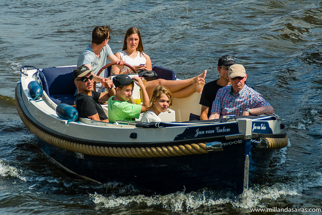 Familia marinera de paseo por los canales