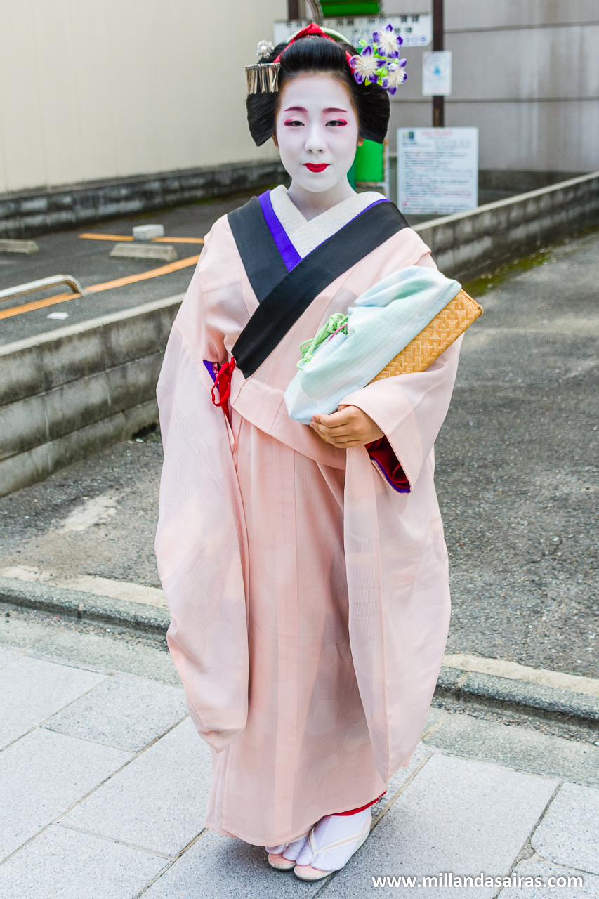 Maiko posando en la zona Miyagawa-cho
